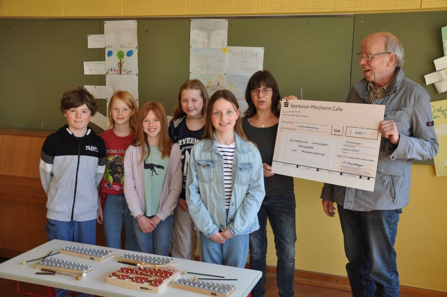 April Spendenubergabe.jpg